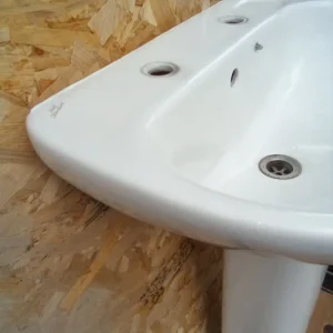 Bathroom wash basin with pedistal in good condition - Image 7