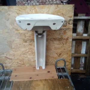 Bathroom wash basin with pedistal in good condition