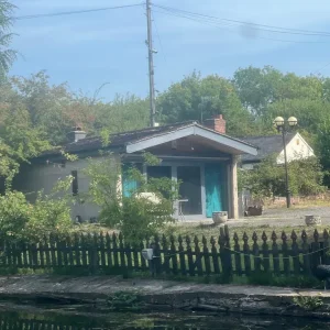 1 Bedroom Chalet and Yard