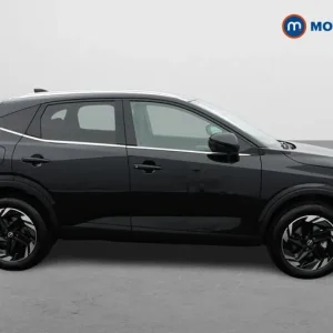 2025 Nissan Qashqai 1.3 DiG-T N-Connecta with 18" Alloys and Navigation - Image 8