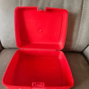 Red plastic lunchbox - Image 2