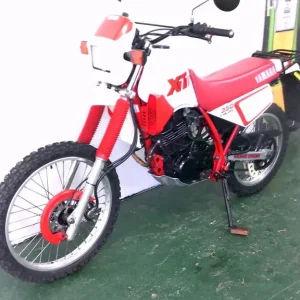 1989 G-reg Yamaha XT350 4 Stroke red and white trail bike - Image 2