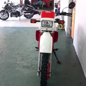 1989 G-reg Yamaha XT350 4 Stroke red and white trail bike - Image 3