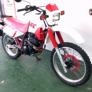 1989 G-reg Yamaha XT350 4 Stroke red and white trail bike - Image 4