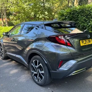 2021 Toyota C-HR 2.0L Hybrid SUV with Smart Entry and Apple CarPlay - Image 4