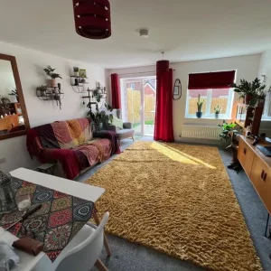 Double bedroom in a 2-bed home - Image 3