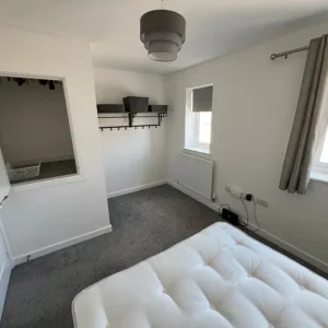 Double bedroom in a 2-bed home - Image 7