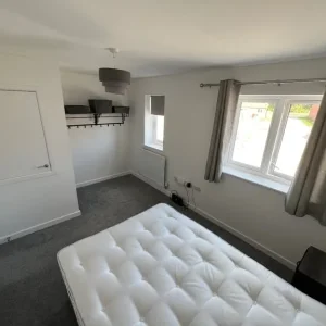 Double bedroom in a 2-bed home - Image 8