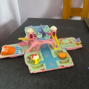 Polly pocket camper van, house & Polly pockets - Image 2