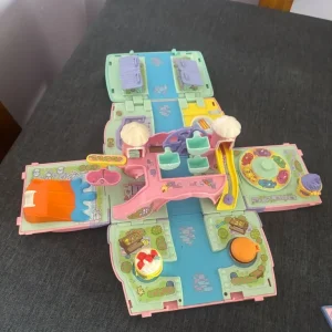 Polly pocket camper van, house & Polly pockets - Image 3