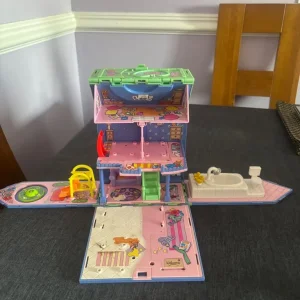Polly pocket camper van, house & Polly pockets - Image 5