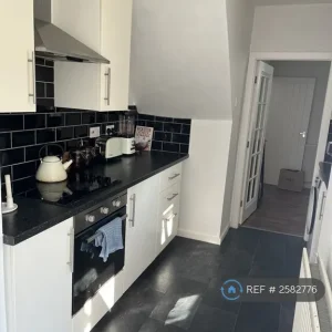 2 bedroom end of terrace house with sunny yard - Image 2