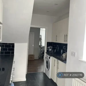 2 bedroom end of terrace house with sunny yard - Image 3