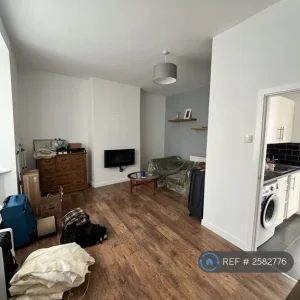 2 bedroom end of terrace house with sunny yard - Image 4