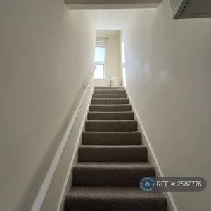 2 bedroom end of terrace house with sunny yard - Image 7