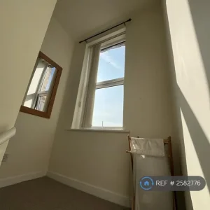 2 bedroom end of terrace house with sunny yard - Image 8