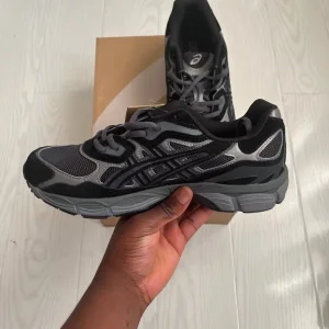 ASICS GEL-NYC Graphite/Black Trainers - Image 2
