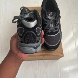 ASICS GEL-NYC Graphite/Black Trainers - Image 3