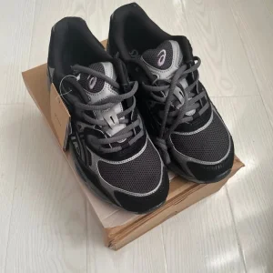 ASICS GEL-NYC Graphite/Black Trainers - Image 4