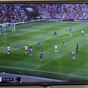 LG 42” TV LG42LB5500 (2015) - Image 2