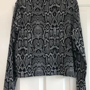 H&M Divided black/grey snakeskin print sweatshirt - Image 3