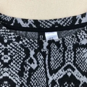 H&M Divided black/grey snakeskin print sweatshirt - Image 4