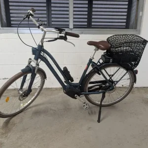 Electric Dutch-Style City Bike Elops 920 E with Sold Secure Gold Lock