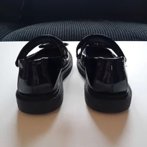 Girls black shoes size 12 - Image 4