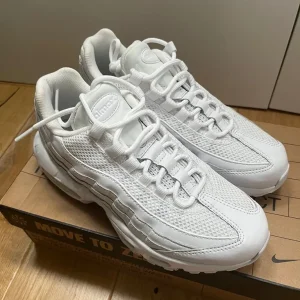 Nike Air Max 95 trainers size 5.5 - Image 2