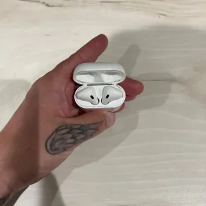 Apple AirPods 2nd gen - Image 4