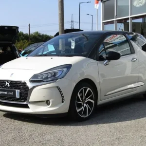 2017 Citroen DS3 1.2 PureTech Parthenon Cream Hatchback - Image 4