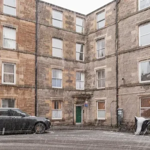 2 bedroom flat with separate lounge – 2nd floor, furnished, available September