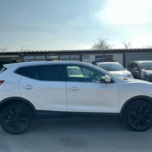 2014 Nissan Qashqai 1.5 dCi Acenta Premium SUV - Image 3