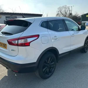 2014 Nissan Qashqai 1.5 dCi Acenta Premium SUV - Image 5