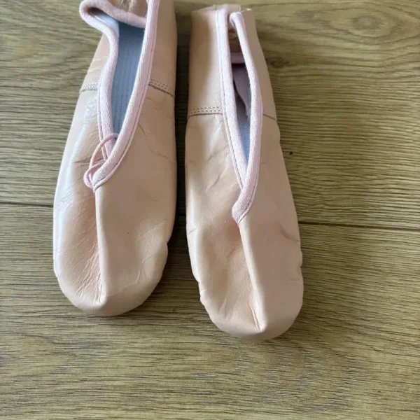 Full sole leather ballet shoes size 3