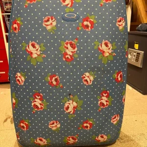 Medium clamshell expandable suitcase