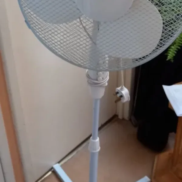 18-inch Pedestal Fan Fully Adjustable with Oscillation