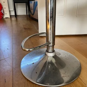 Two swivel bar stools - Image 3