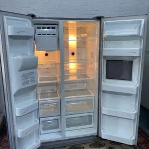 Samsung 3-door grey fridge with water and ice dispenser - Image 5