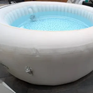 Paris Lay-z-spa hot tub - Image 8