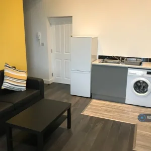 2 bedroom flat in Sherwood Rise, NG7 - Image 2