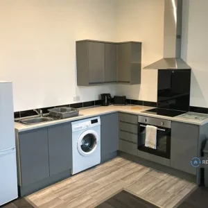 2 bedroom flat in Sherwood Rise, NG7 - Image 3