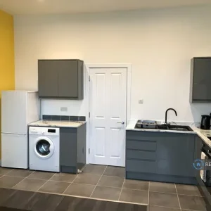 2 bedroom flat in Sherwood Rise, NG7 - Image 4