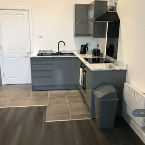 2 bedroom flat in Sherwood Rise, NG7 - Image 5