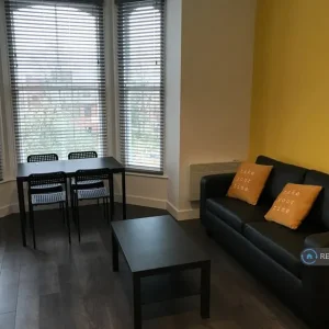 2 bedroom flat in Sherwood Rise, NG7 - Image 6