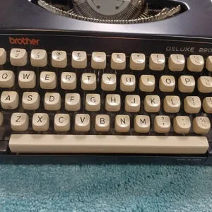 Brother Deluxe 220 Portable Typewriter Vintage Black with Hard Case - Image 2
