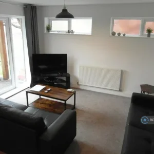 3 bedroom end terrace in Saxon Way, Wychbold - Image 2