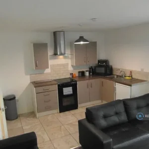 3 bedroom end terrace in Saxon Way, Wychbold - Image 3