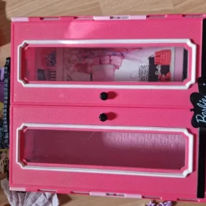 Barbie wardrobe with clothes and shoes - Image 2