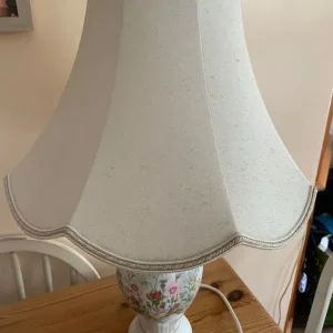 Aynsley Wild Tudor china table lamp and shade - Image 2